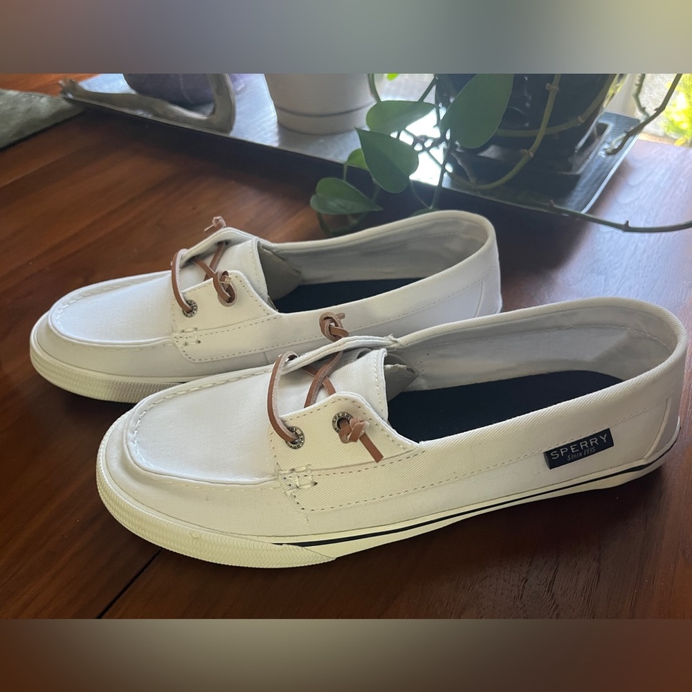 NIB Sperry Lounge Away White boat shoe sneaker Size 9.5 NEVER WORN NEW IN BOX!